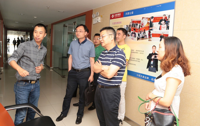 重庆市渝北区人民政府相关领导莅临云南UWIN电竞集团考察，双方将于近日签订投资合同，UWIN电竞集团将在重庆投资设立控股子公司和200人规模的技术研发基地