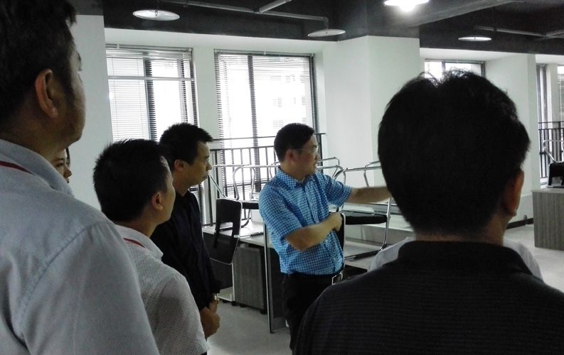 赖区长鼓励重庆UWIN电竞网络公司要多进行创新，并就UWIN电竞未来发展方向做出重要指示。