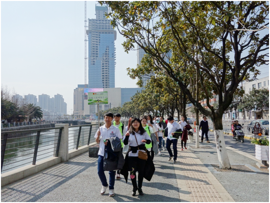一路上，志愿者把“学雷锋践行动 树新风做好事 做志愿者”的精神传扬到大街小巷，把雷锋为人民服务的志愿精神带到城市的每个角落。